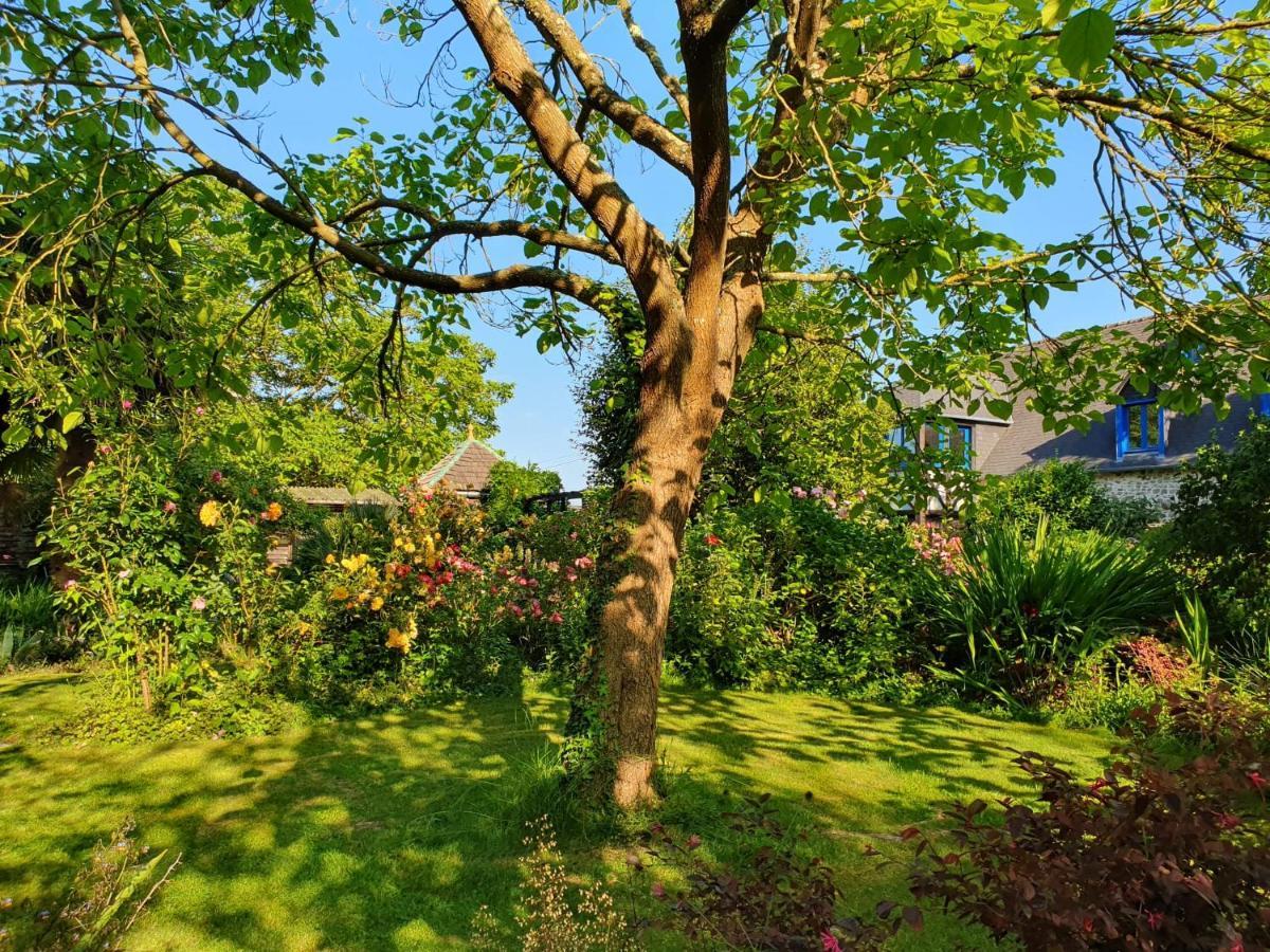 Maison En Pierre Dans Son Nid De Verdure Roz-Landrieux Ngoại thất bức ảnh